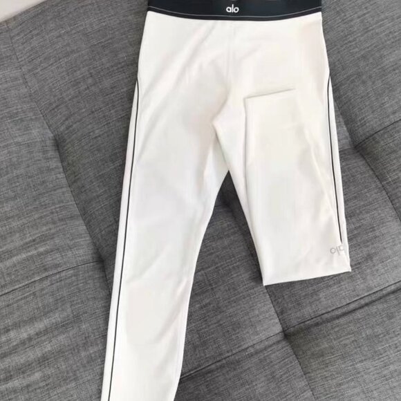 Alo Yoga Airlift Suit Up Legging and Bra Set In White Color - Picture 5 of 5